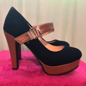 Platform pumps size 7.5us NWOT